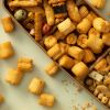Sushi cheese met snackmix in houten schaaltje