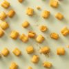 Sushi cheese verspreid over lichtgroene achtergrond
