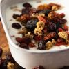 Gedroogde bessenmix als topping op een kom yoghurt
