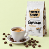 Espresso arabica medium roast koffiebonen met kopje koffie en losse koffiebonen