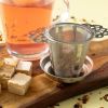 Notendroom (fruit thee) gezet in glas met theezeefje