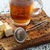 Seizoensthee zomer (zwarte thee) gezet in glas met thee-ei