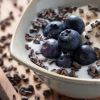 Cacao nibs raw in yoghurt met blauwe bessen