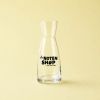 Notenkaraf 250 ml van De Notenshop op lichtgele achtergrond
