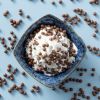 Crispy chocolade balletjes melk in een schaaltje