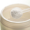 Close-up van een maatschepje met creatine monohydraat poeder