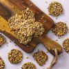 Crispy crackers mini met zaden op houten plank