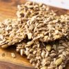 Close-up van crispy crackers mini met pitten en zaden