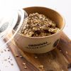 Crispy crackers mini in originele verpakking op houten plank