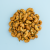 Dry roasted cashewnoten sour cream & onion op een lichtblauwe achtergrond