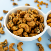 Close-up van gekruide cashewnoten sour cream & onion