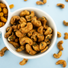 Dry roasted cashewnoten sour cream & onion in een wit schaaltje