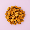 Geroosterde pistachenoten op een lichtroze achtergrond