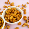 Geroosterde pistachenoten in een wit schaaltje