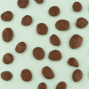 Chocolade abrikozen melk los over de achtergrond