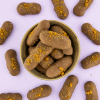 Schaal met ambachtelijke speculoos roomtruffels op een houten plank