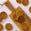 Mini stroopwafels op houten plank