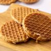 Close-up van mini stroopwafels met stroopvulling