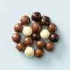 Biologische crunchy choco’s gemengd met witte, melk- en pure chocolade