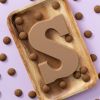Chocoladeletter S karamel / toffee (200 gram) met kruidnoten