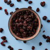 Cranberry's heel (bio) gezoet in een schaaltje met groen/rood patroon