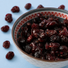 Cranberry's heel (bio) gezoet vanaf de zijkant in een schaaltje
