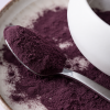 Ube poeder op een lepel geserveerd