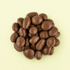 Chocolade rozijnen XXL bij elkaar op een lichtgele achtergrond