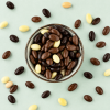 Chocolade jelly beans in schaaltje op lichtgroene achtergrond