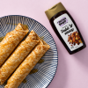 Dadelsiroop met pannenkoeken op een bord