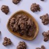 Ambachtelijke chocolade cornflakes rotsjes melk op een schaaltje