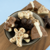 Luxe winter bonbons in verschillende vormen op een houten plank