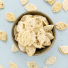 Konoha salad zwarte peper crackers in een schaaltje met losse crackers eromheen