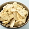 Close-up van Konoha salad zwarte peper crackers met zwarte peper in een schaaltje