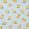 Konoha salad zwarte peper crackers verspreid over een lichtblauwe achtergrond