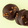Close-up van chocolade mello cakes puur met krokante topping