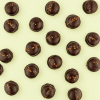Chocolade mello cakes puur verspreid over een lichtgele achtergrond