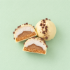 Doorgesneden chocolade mello cakes wit met marshmallowvulling en koekbodem