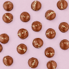Chocolade mello cakes speculoos verspreid over een lichtroze achtergrond