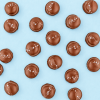 Chocolade mello cakes karamel zeezout verspreid over een lichtblauwe achtergrond