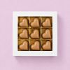 Verpakking met 9 chocolade hartjes karamel in goudkleurige vakjes