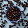 Biologische pure chocoladepinda's decoratief in een schaaltje