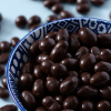 Pure chocolade pinda's biologisch in een schaaltje, close up
