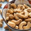 Close-up van geroosterde gezouten cashewnoten in een schaaltje