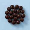 Crunchy choco's puur in een rond hoopje op een lichtblauwe achtergrond