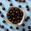 Schaaltje gevuld met crunchy choco's puur met losse chocoladebolletjes eromheen