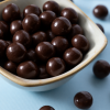 Close-up van crunchy choco's puur in een keramieken schaaltje