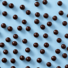 Crunchy choco's puur verspreid over een lichtblauwe achtergrond