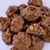 Close-up van Cookie crumble rotsjes melk met zichtbare knapperige vulling