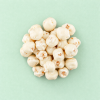Popcorn omhuld met witte chocolade op een lichtgroene achtergrond